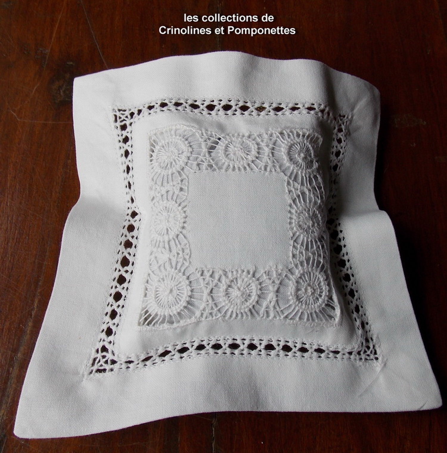 Coussinet Brode Main Garni de Lavande Broderie Jours Cilao