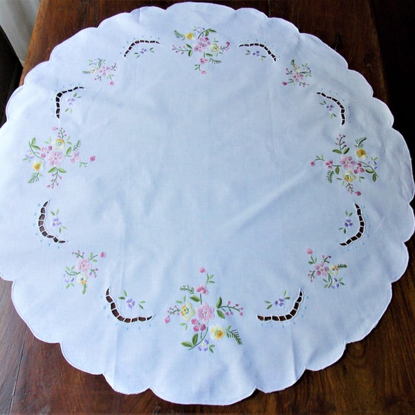 PLACEMAT EMBROIDERY HAND embroidery naïve flowers paquerettes rOND of 70 Cm centerpiece
