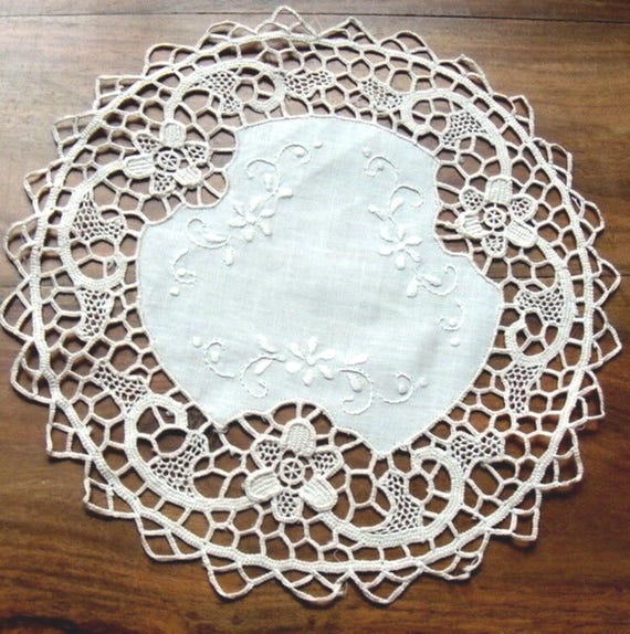 NAPPERON ANCIEN EN métis brodé main à décors de fleurs 50 cm sur 28 EUR