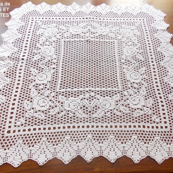 NAPPERON CROCHET MAIN petite nappe centre de table  carré blanc de 60cm de côte  aurore