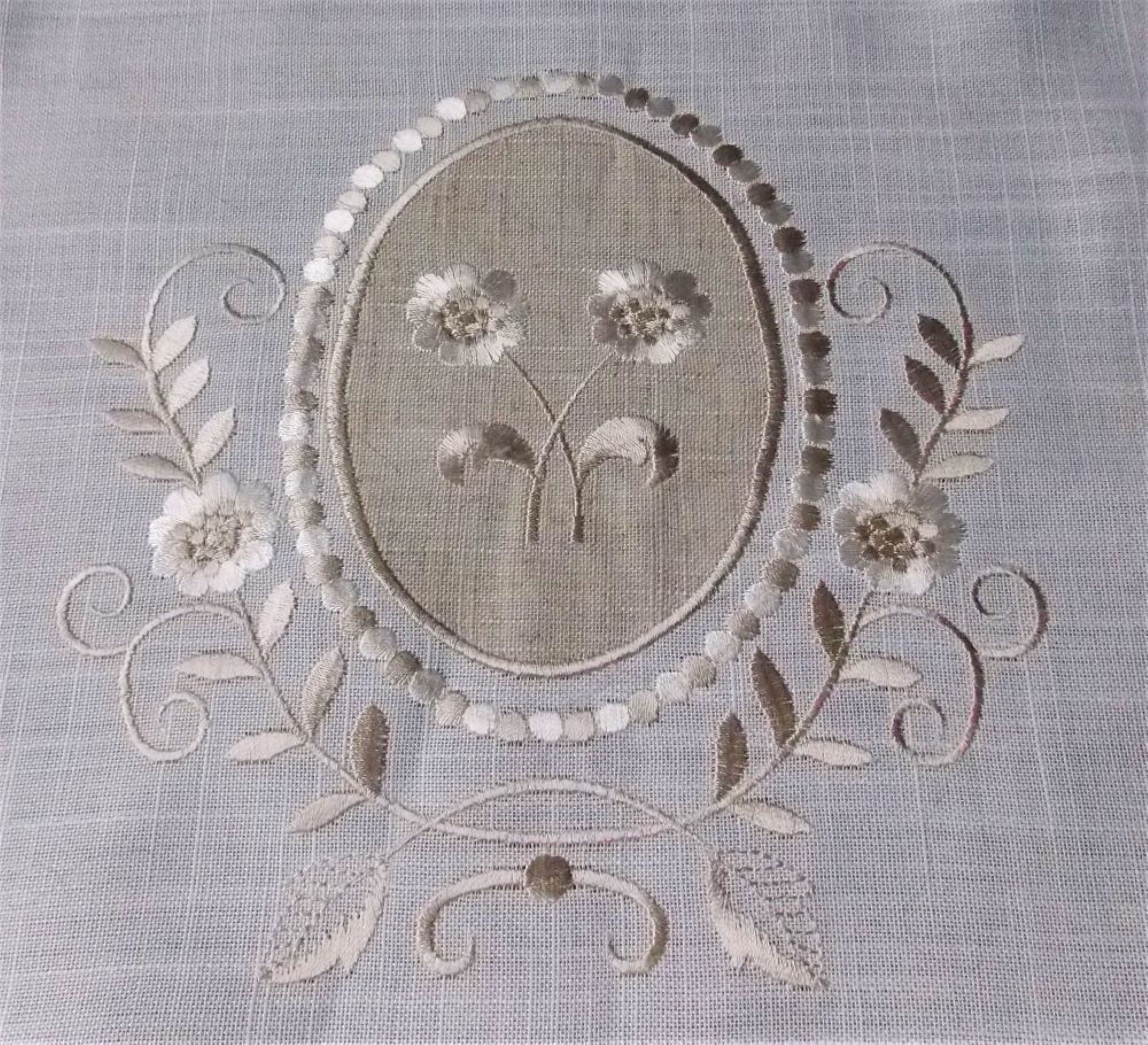 Chemin de Table Brode sur Polyester Medaillons Fleuris Brodés Beige 40x85 Finition en Pointe