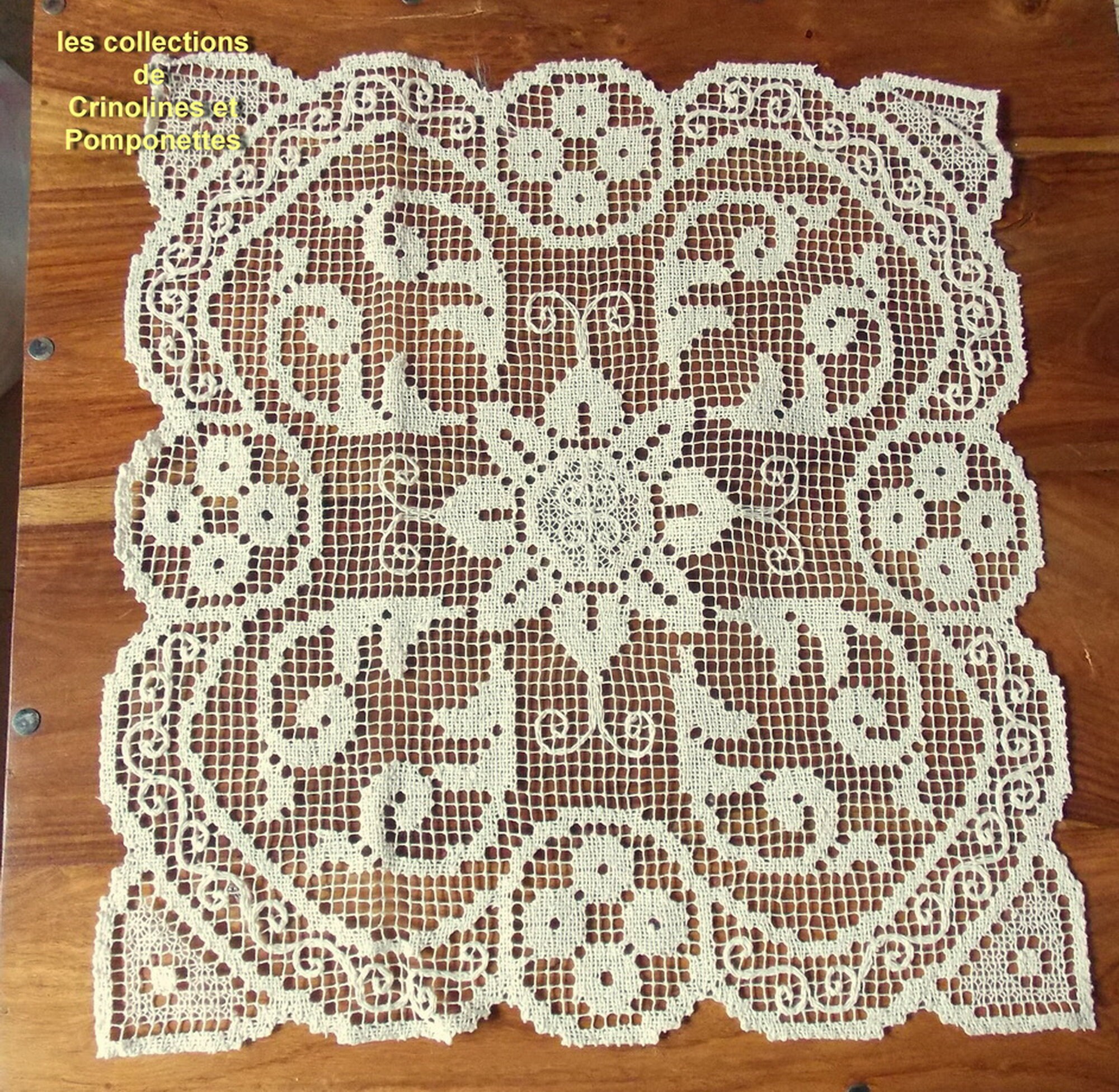 Napperon Brode Main sur Filet Carré Écru de 38cm