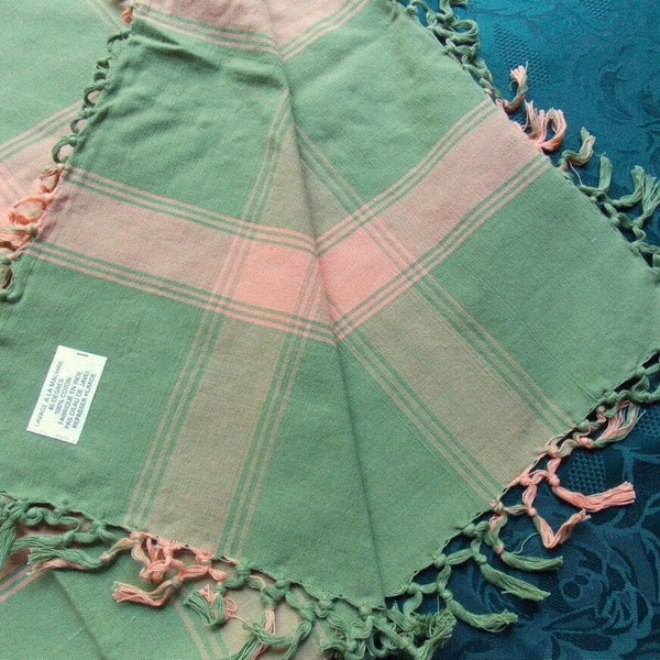 NAPPE TISSEE HANDLOOM  en Madras  franges nouées à la main carré de 135cm de côté aRLEQUIN