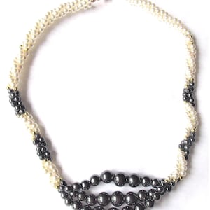 COLLIER de PIERRES FINES  hématite  et perles Biwa  noir et blanc  Appoline