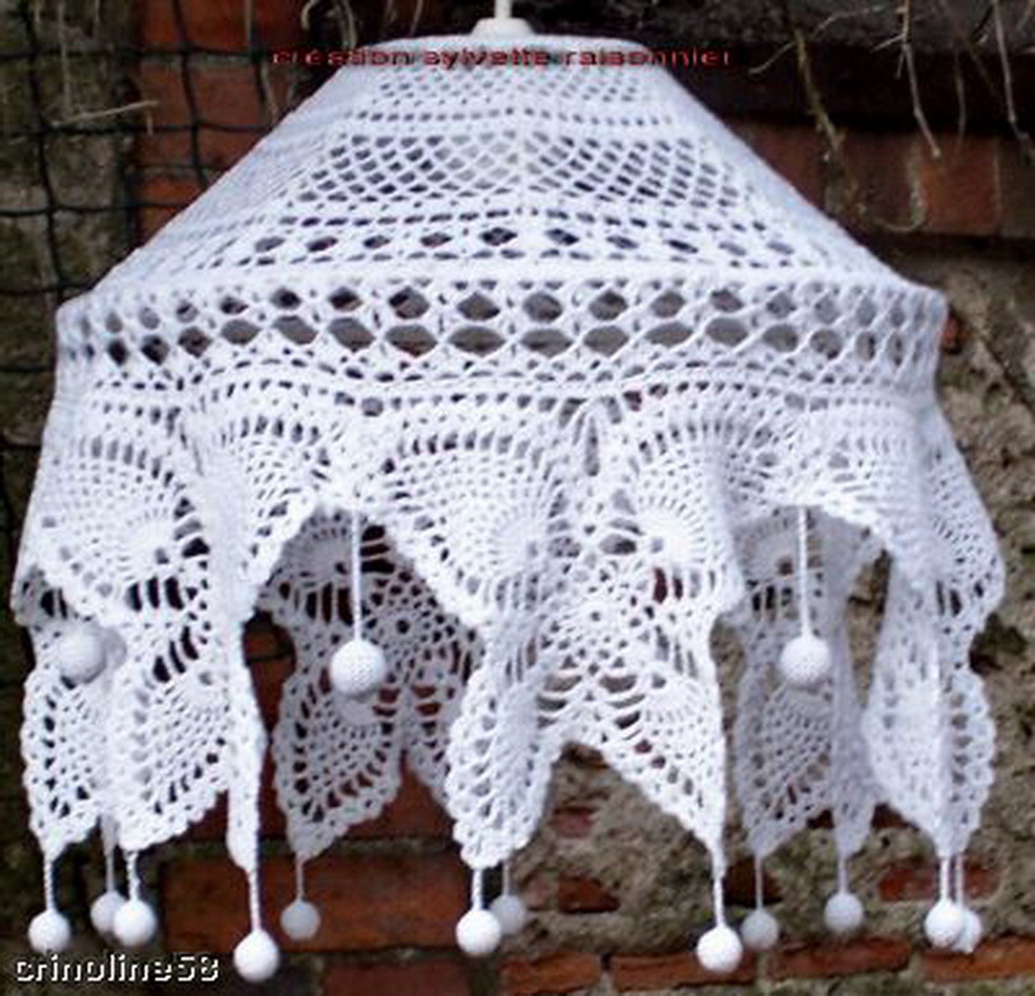 Suspension Crochet Main Artisanat Français Création Sylvette Raisonnier Modèle Pompillon 30cm