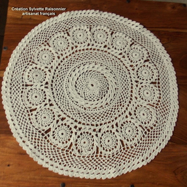 NAPPERON CROCHET MAIN artisanat français création sylvette Raisonnier   rond écru  centre de table  45cm