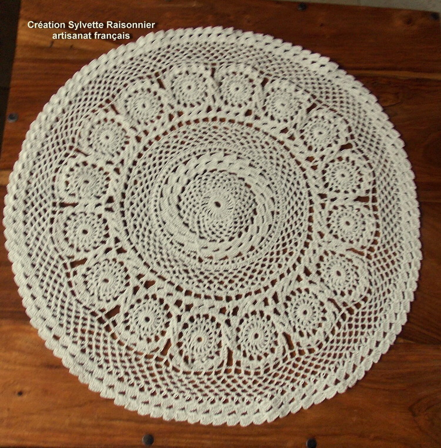 Napperon Crochet Main Artisanat Français Création Sylvette Raisonnier Rond Écru Centre de Table 45cm