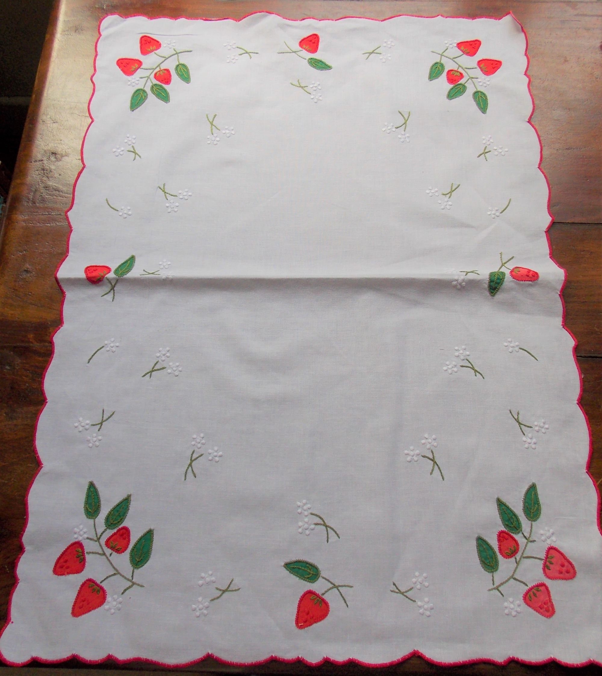 Napperon Brodé Main Les Fraises Rectangulaire 40x 70 Super Prix