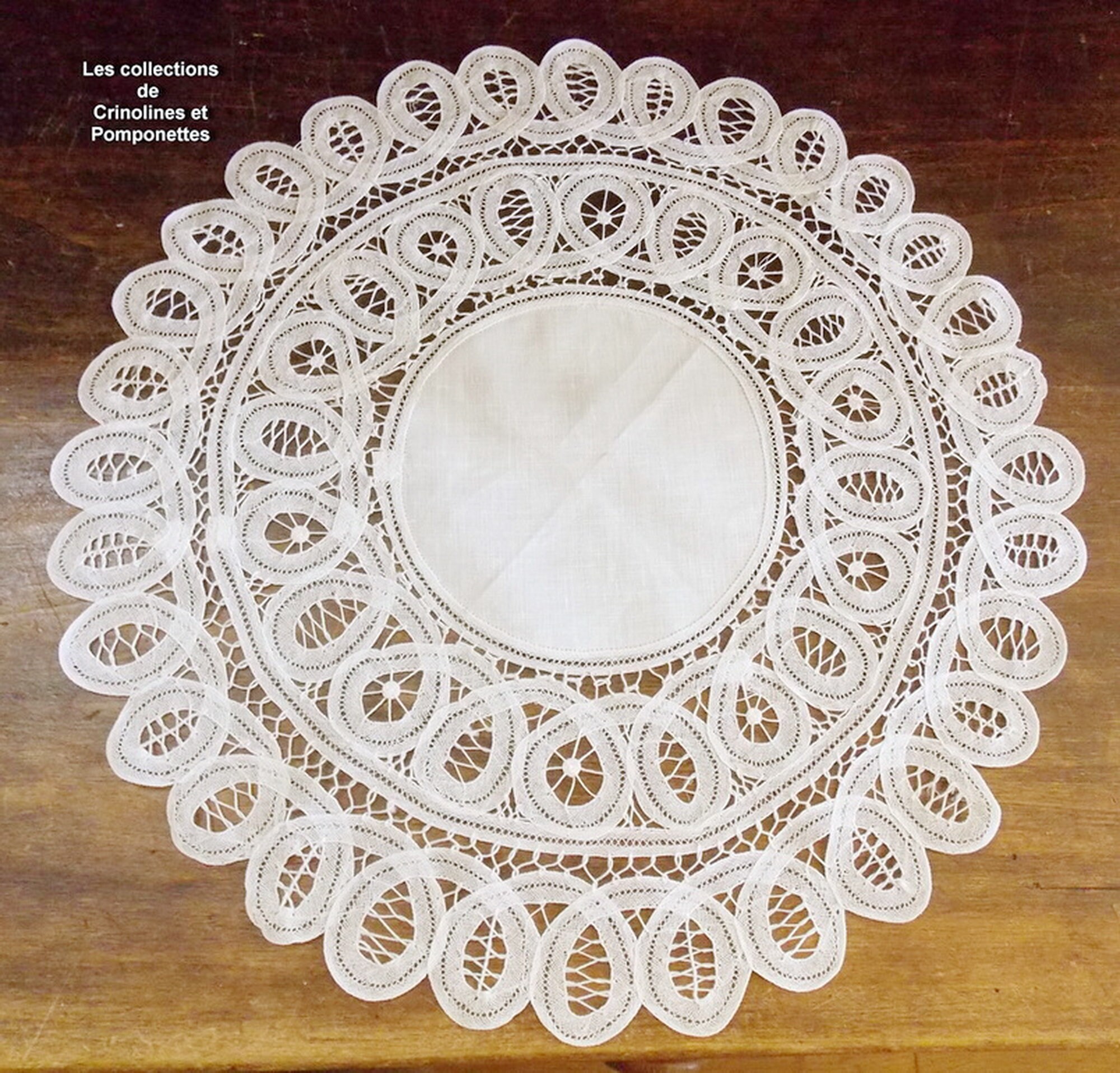 Napperon Dentelle Renaissance Brodé Main sur Lin Rond De40 cm