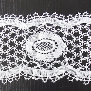 ENCAJE A CUADROS DE BRUJAS con bolillos rectangulares blancos 13x24