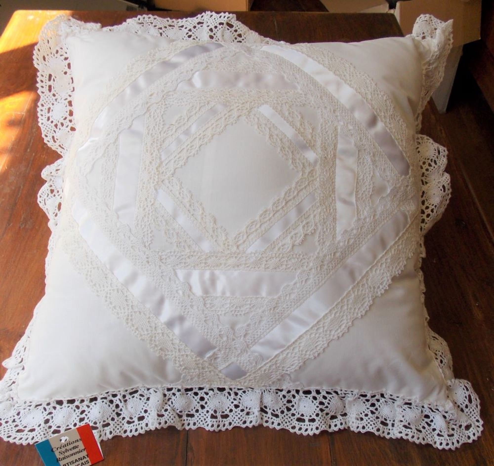 Coussin Creation Sraisonnier Dentelle Du Puy et Rubans de Satin Blanc Carré 40cm