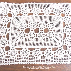 NAPPERON CROCHET MAIN artisanat français création sylvette Raisonnier  rectangulaire  ecru 25x35