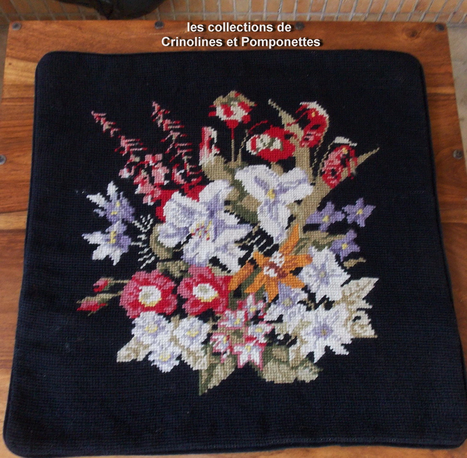 Housse de Coussin Entièrement Brodée Main Au Petit Point Bouquet Pastel sur Fond Noir