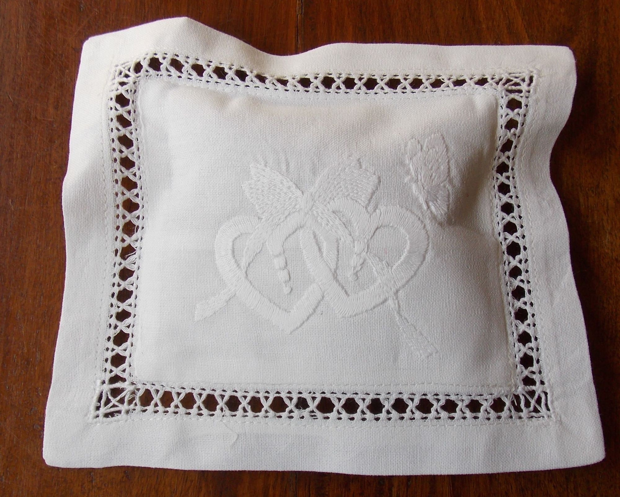 Coussinet Brode Main Garni de Lavande Brodé Coeurs Entrelacés