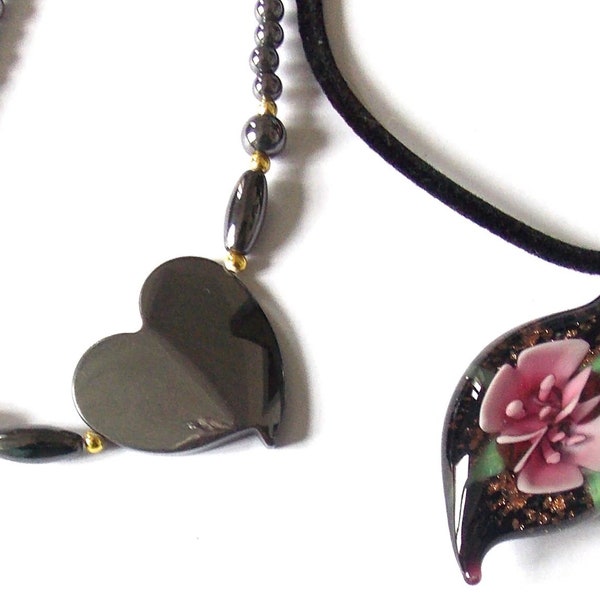 COLLIERS PENDENTIFS  1coeur en hematite  1 fleur en murano lot de 2