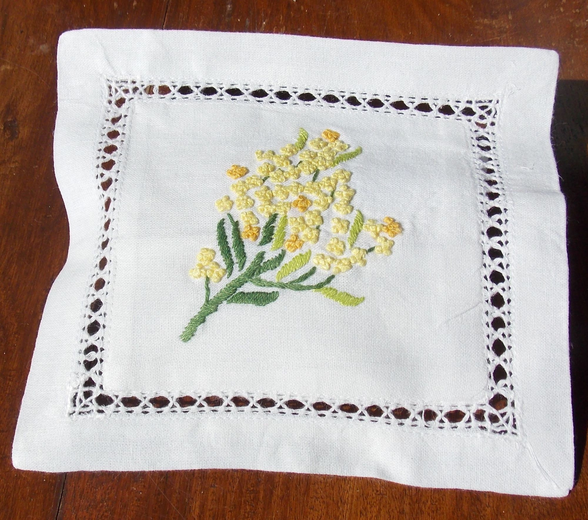 Coussinet Brode Main Garni de Lavande Brodé Le Brin Mimosa