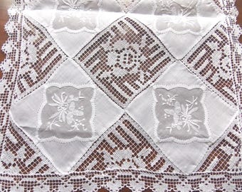 NAPPERON BRODE MAIN SUR LIN FILET ET POINT D'OMBRE BLANC CARRE DE 44 cm