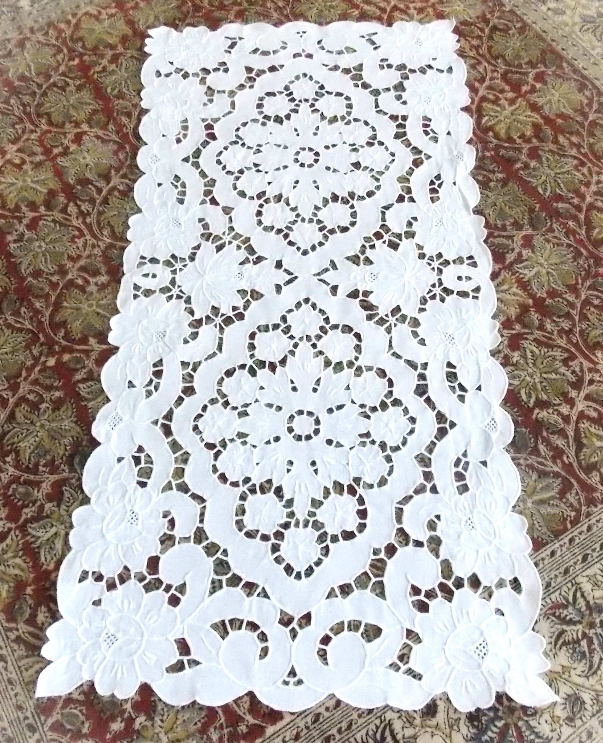 ANCIEN CENTRE DE Table Napperon Broderie Richelieu Festonnée EUR 45,00