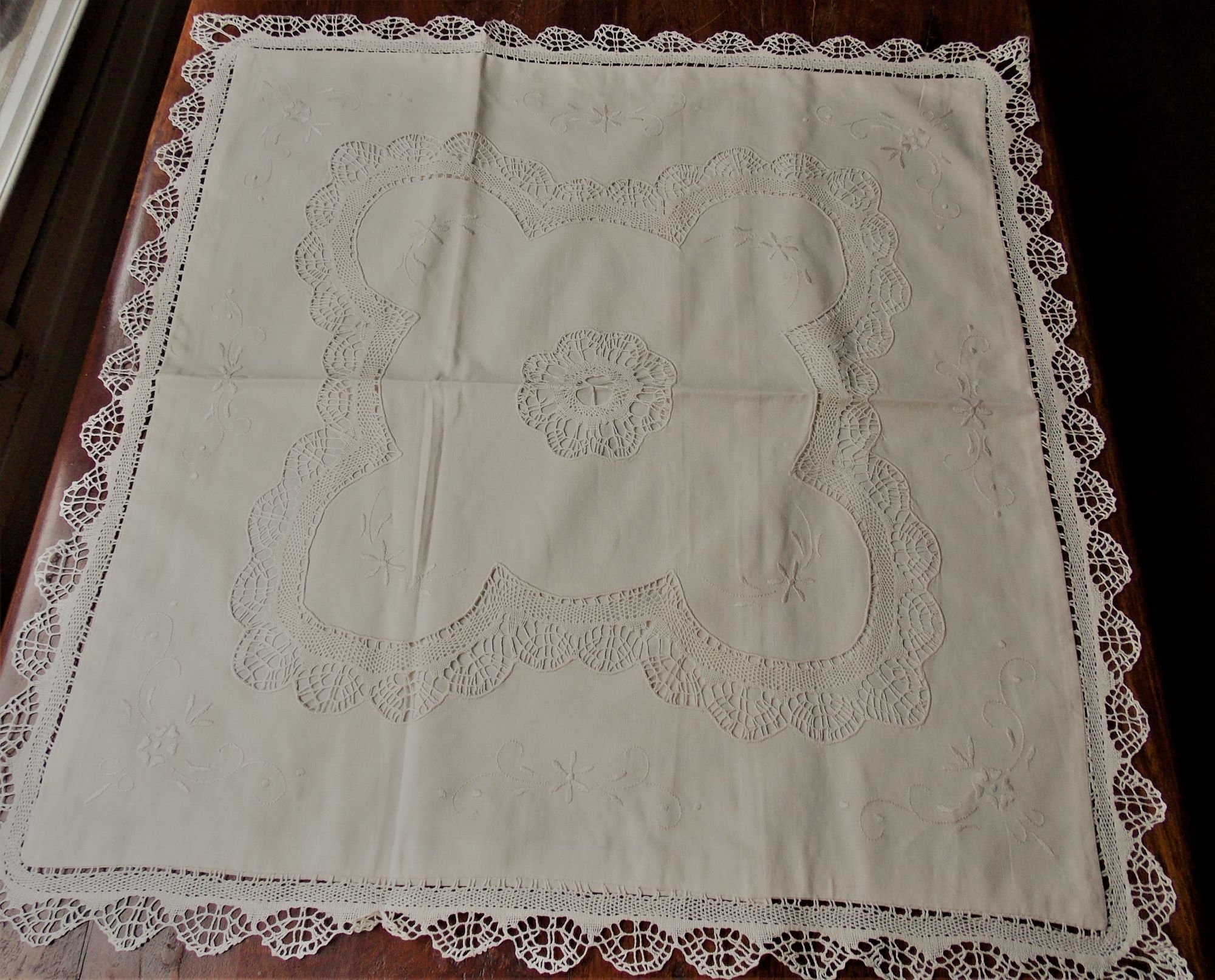 Taie d'oreiller Brodee Main Dentelle Aux Fuseaux Carrée Écrue de 65cm Lucie