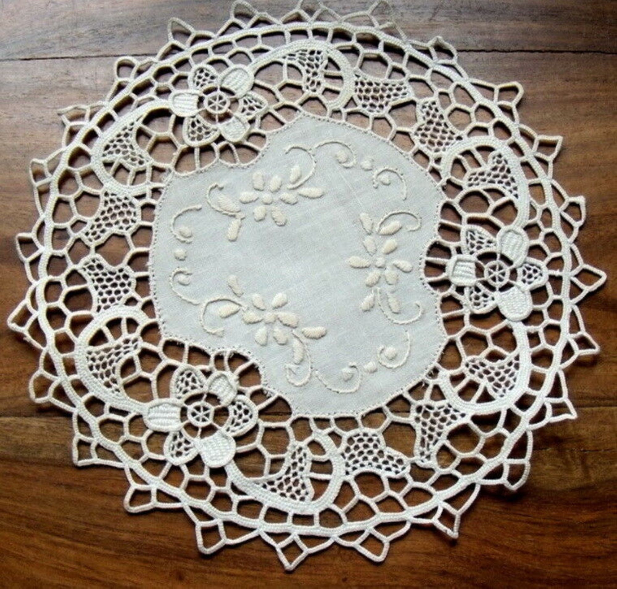 Napperon Brodé Main à L'aiguille Jours de Venise Ecru Ronds 33 Aristee