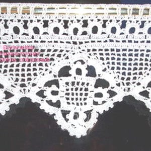 Puede incluir: Valance de encaje de ganchillo blanco con un borde festoneado y un patr&oacute;n repetitivo de flores y diamantes.