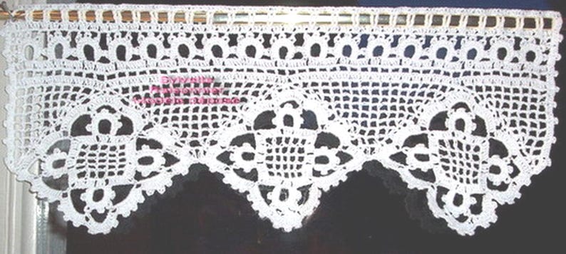 Puede incluir: Valance de encaje de ganchillo blanco con un borde festoneado y un patr&oacute;n repetitivo de flores y diamantes.
