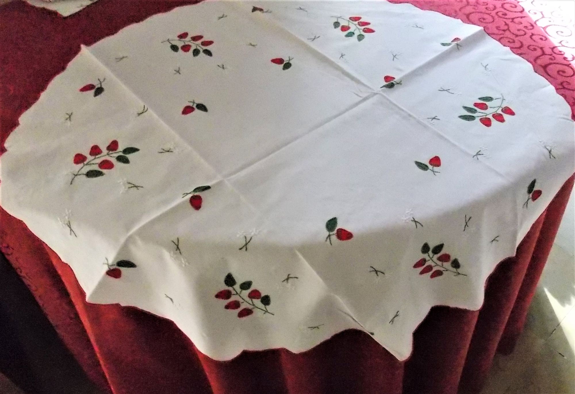 Nappe à Thé Surnappe Brodée Main Les Fraises Rond de 90cm Super Prix