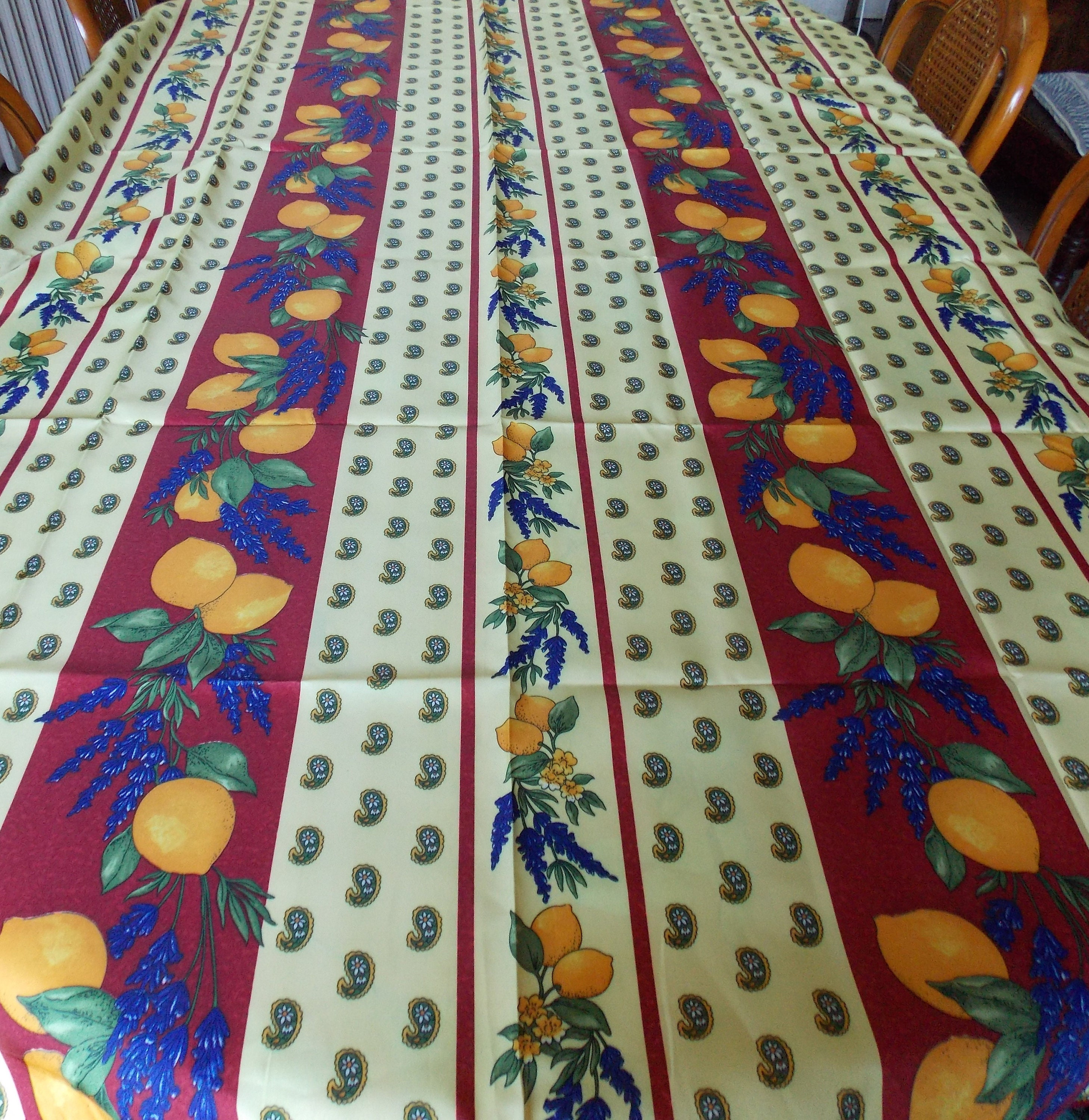 Nappe Imprimee Antitache en Tissu Enduit Citrons et Lavandes sur Fond Paille Bordeaux 148x240