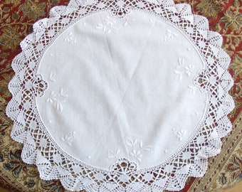 HAND EMBROIDERED DIEIE with bobbin lace point d'esprit dinan white round 50cm