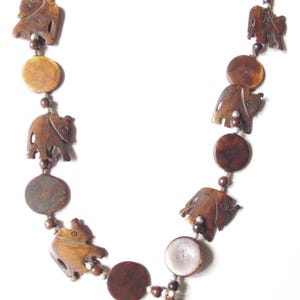 COLLIER ras de cou  en OS teinté  décoré  fabrication artisanale ethnique la ronde des ELEPHANTS