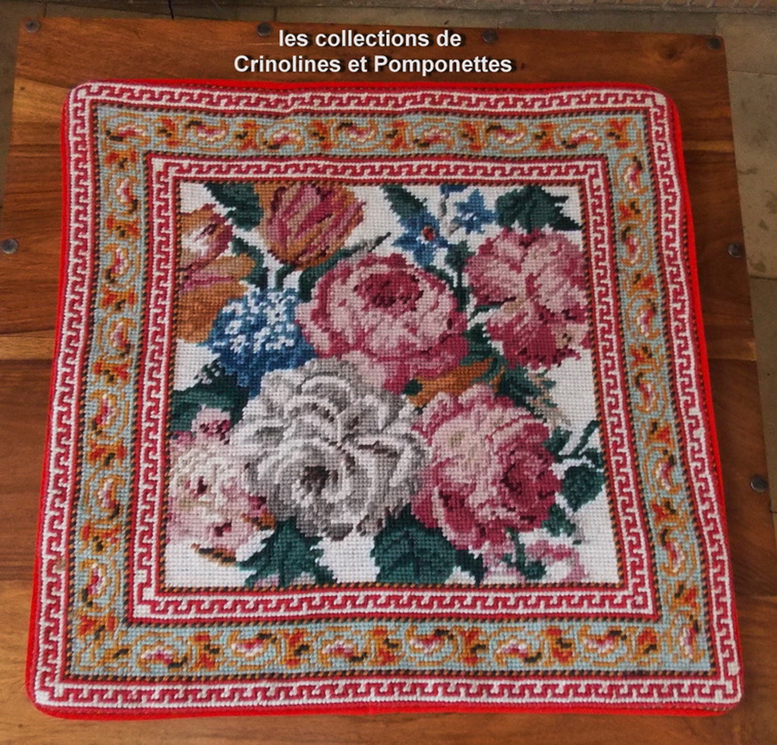 Housse de Coussin Entièrement Brodée Main Au Petit Point Pivoines sur Fond Rose Ancien