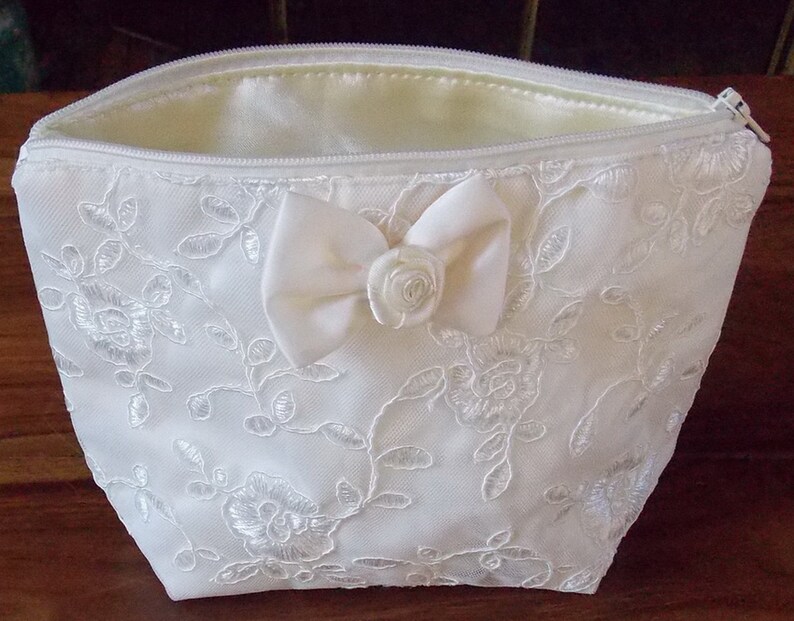 BRODEE POCHETTE on white TULLE heist