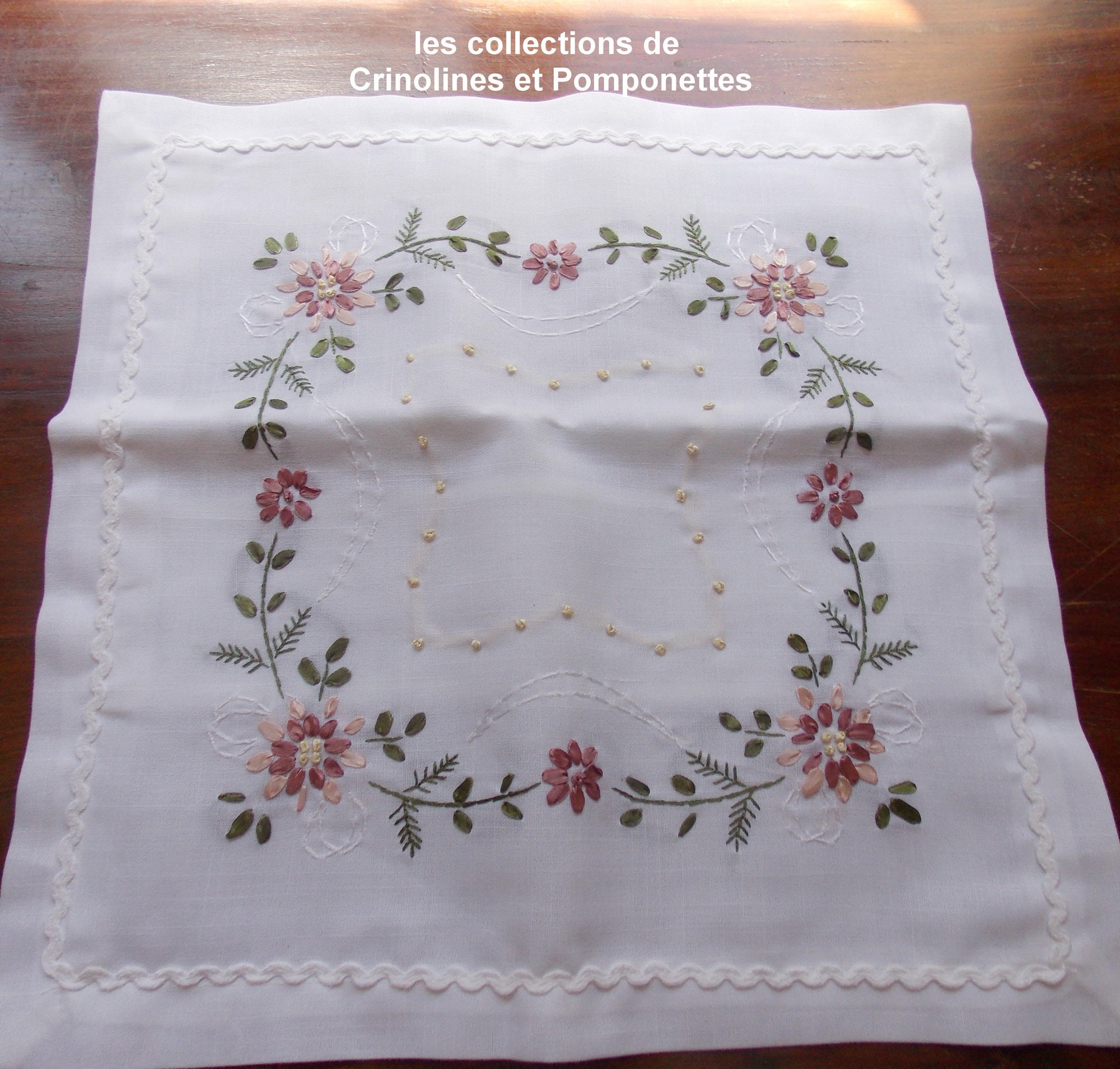 Housse de Coussin Brodee Main Aux Rubans Carre de 40 Blanc Casse Très Clair