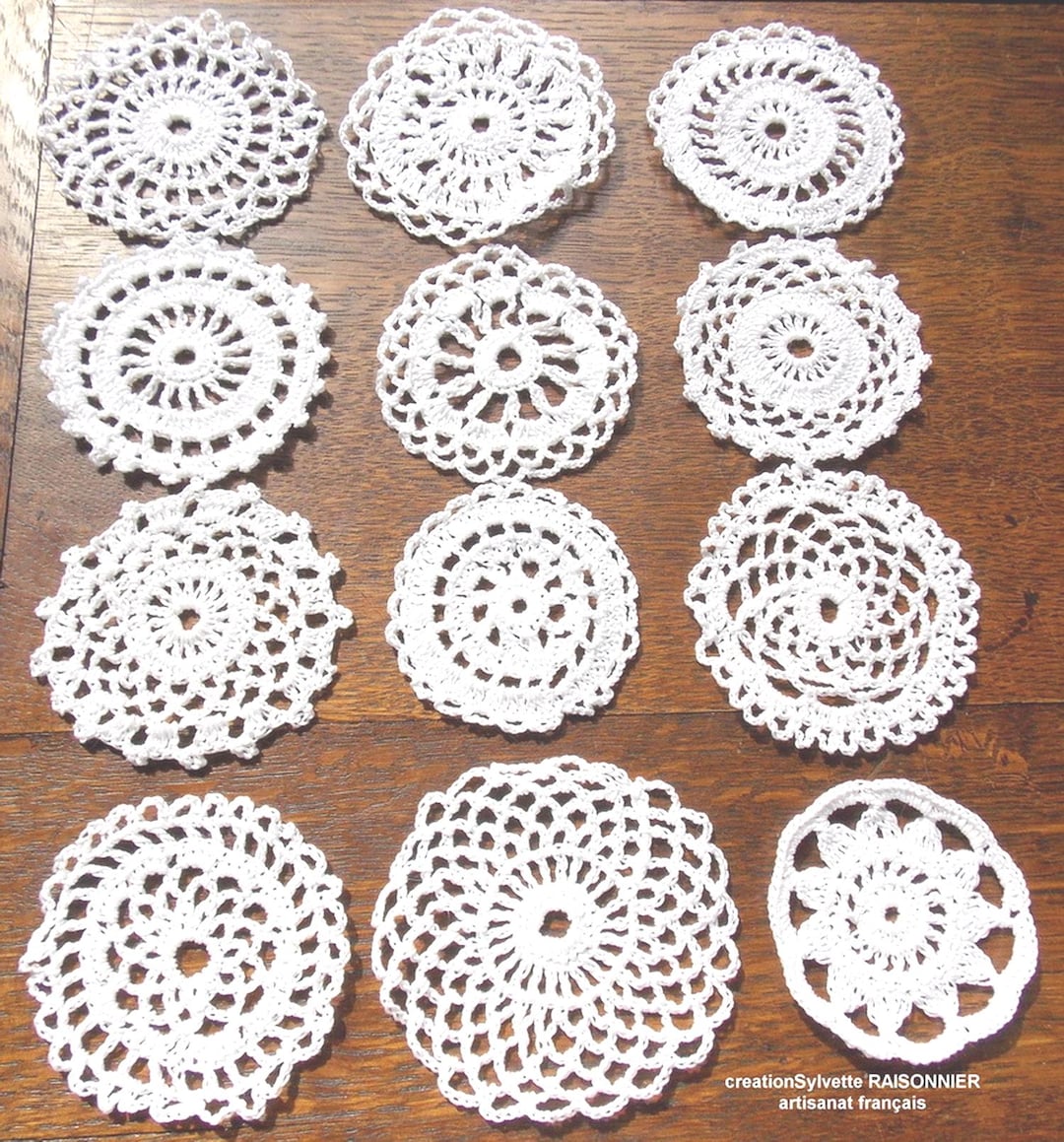 12 Napperons Crochet Main écrus - Création Sylvette Raisonnier - Artisanat Français