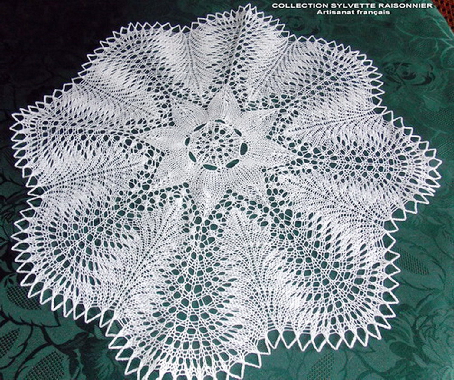 Napperon Tricot d'art Main Artisanat Français Création Sylvette Raisonnier Centre de Table ou Surnap