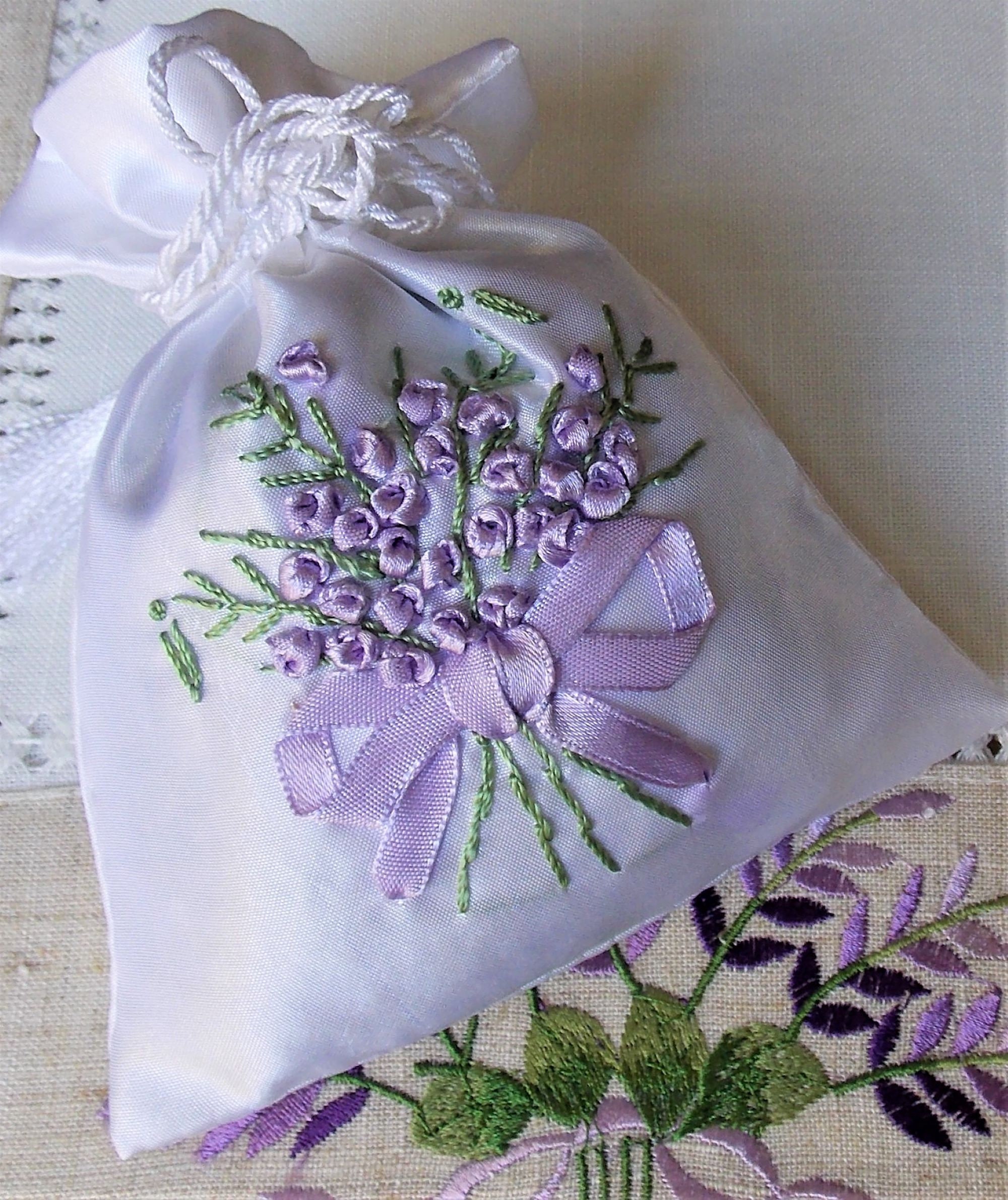 Sachet Brode Main Au Ruban Garni de Lavande sur Satin Blanc