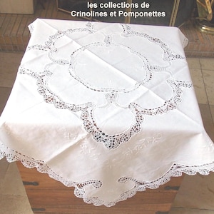 HANDGESTICKTE TISCHDECKE 90 cm quadratisches Tischmittelstück, bestickt mit Nadelspitze im Cluny-Achatstich