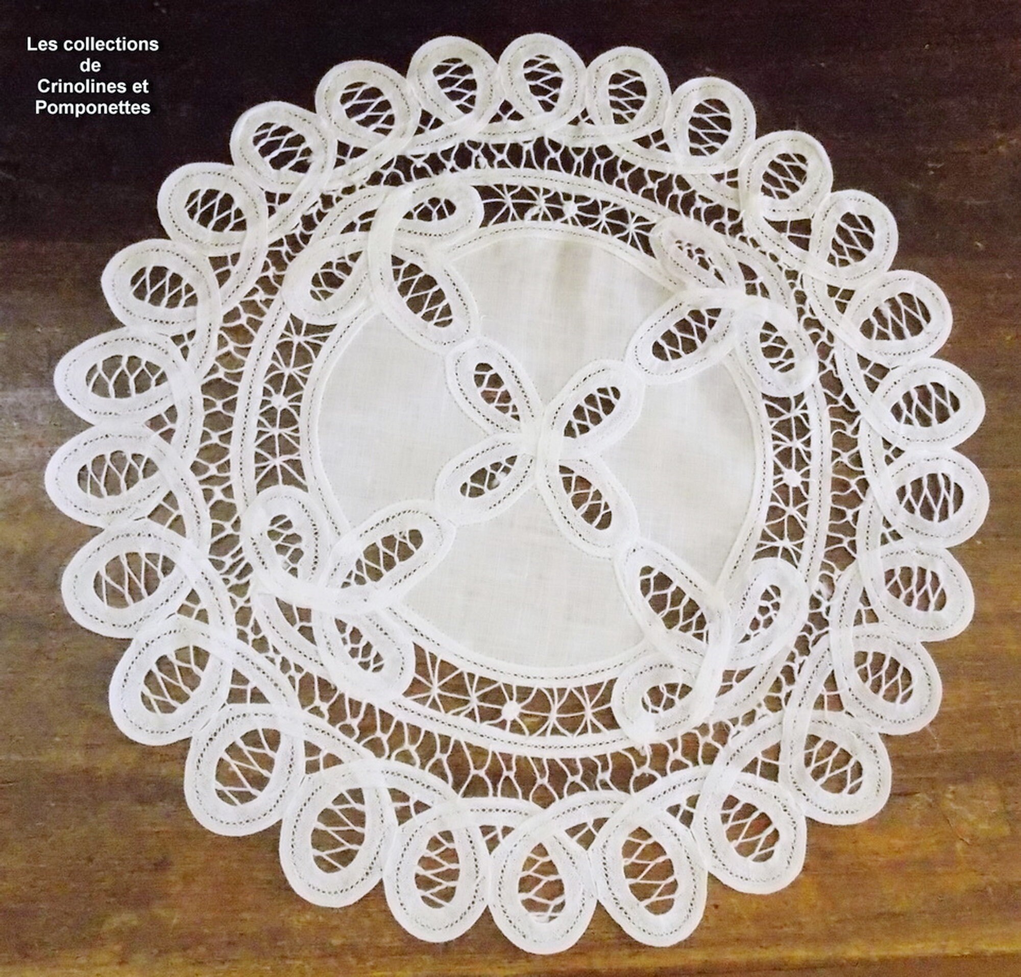 Napperon Dentelle Renaissance Brodé Main sur Lin Rond de 35cm