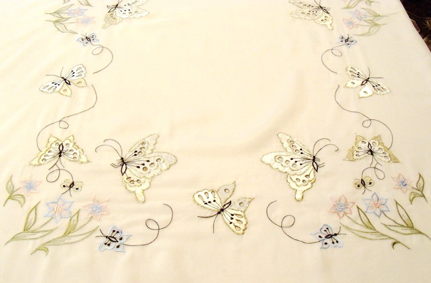 Nappe Brodee Service de Table sur Voile Polyester Papillons 160x260 Bordure Écru Nacré 12 Serviettes