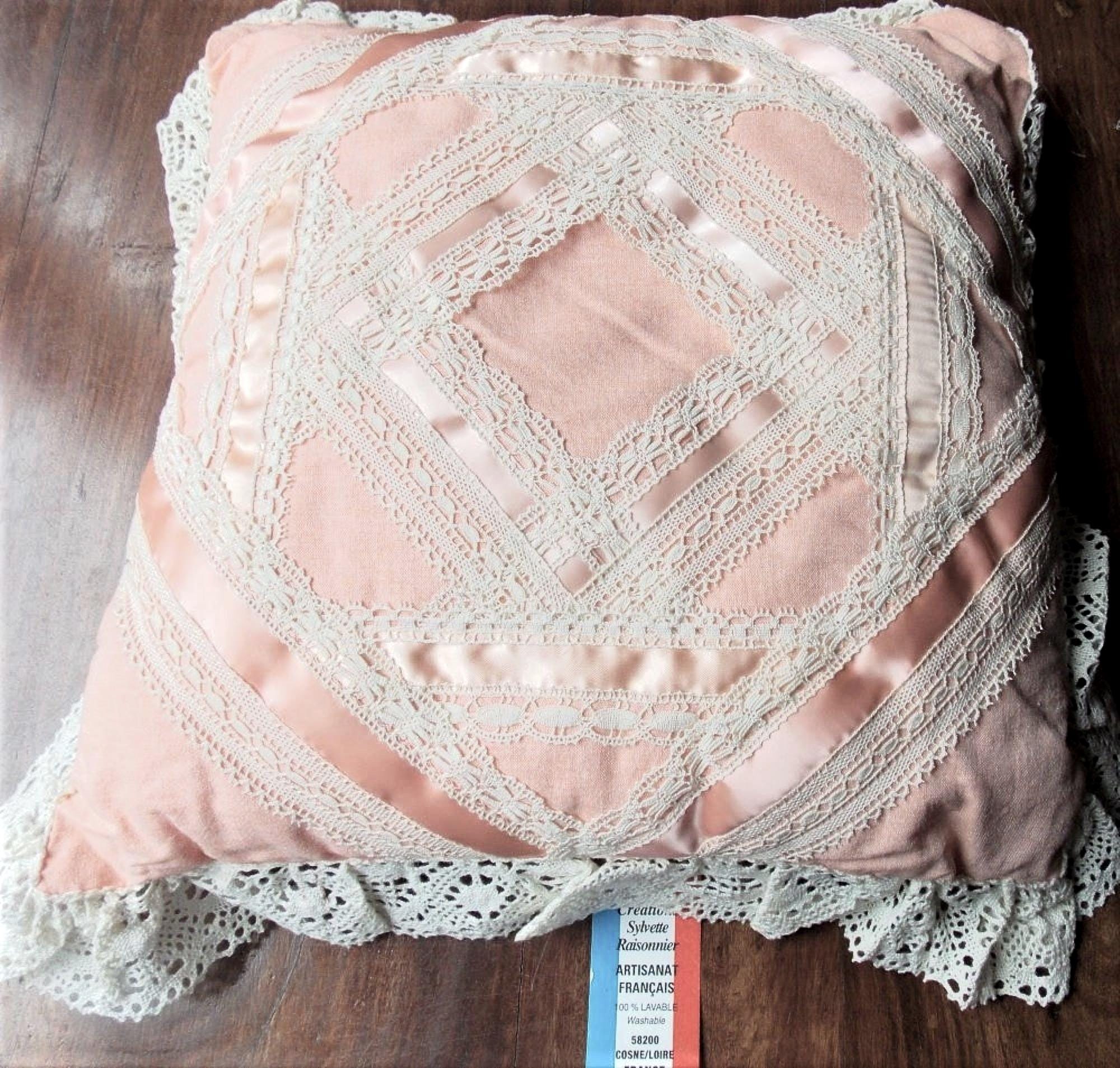 Croquettes Chien Coussin Carré 40x40 Cm Artisanal Français - Crochet Main, Coton, Rose Dragée Citronnier Rustique