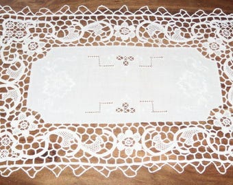 Hand-embroidered Venetian lace doily, white, rectangular, Aristee, 27cm x 41cm