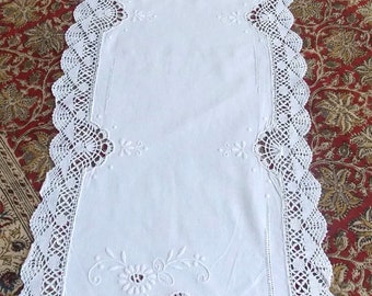 HAND-EMBROIDERED PLAID with bobbin lace point d'esprit Dinan White 31 x68cm rectangular table runner