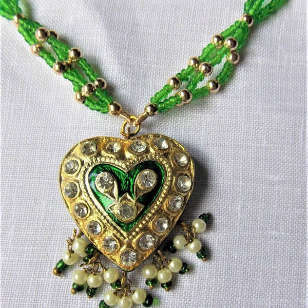COLLIER pendentif  en LAKH fabrication artisanale   petit coeur  vert