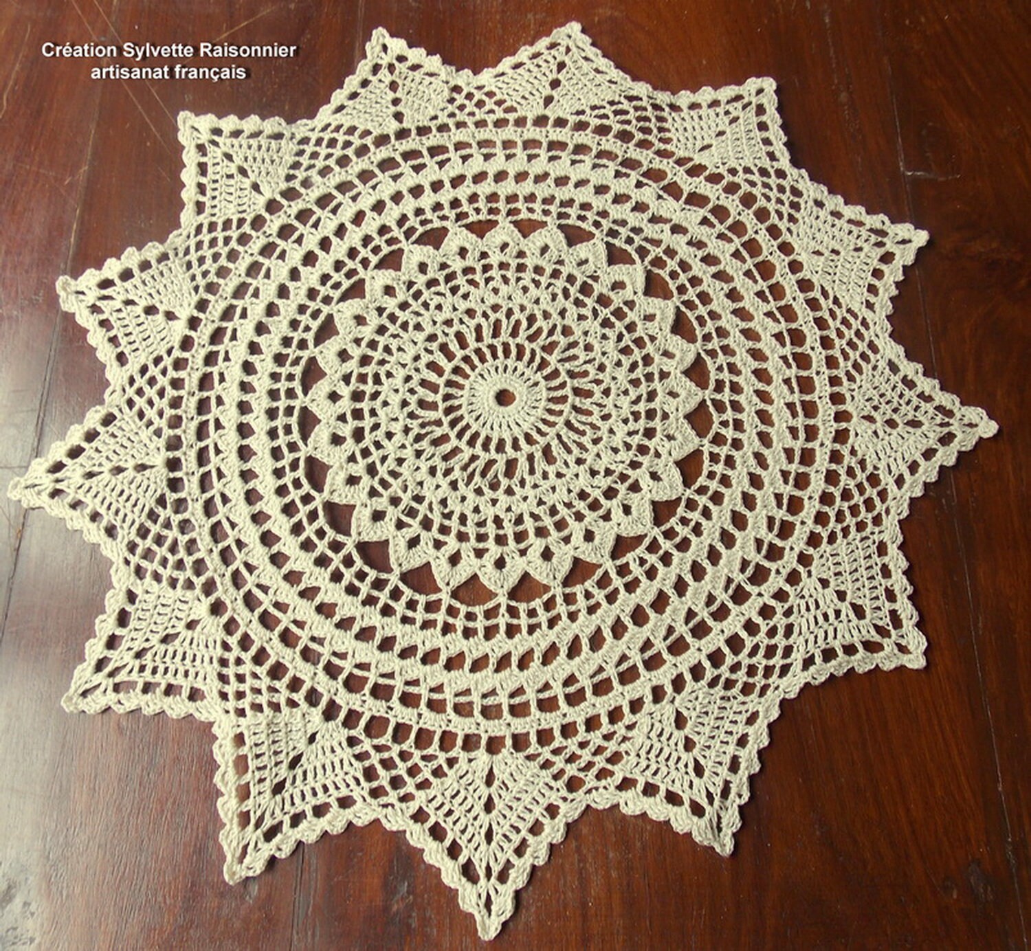 Napperon Crochet Main Artisanat Français Création Sylvette Raisonnier Rond Écru 41cm