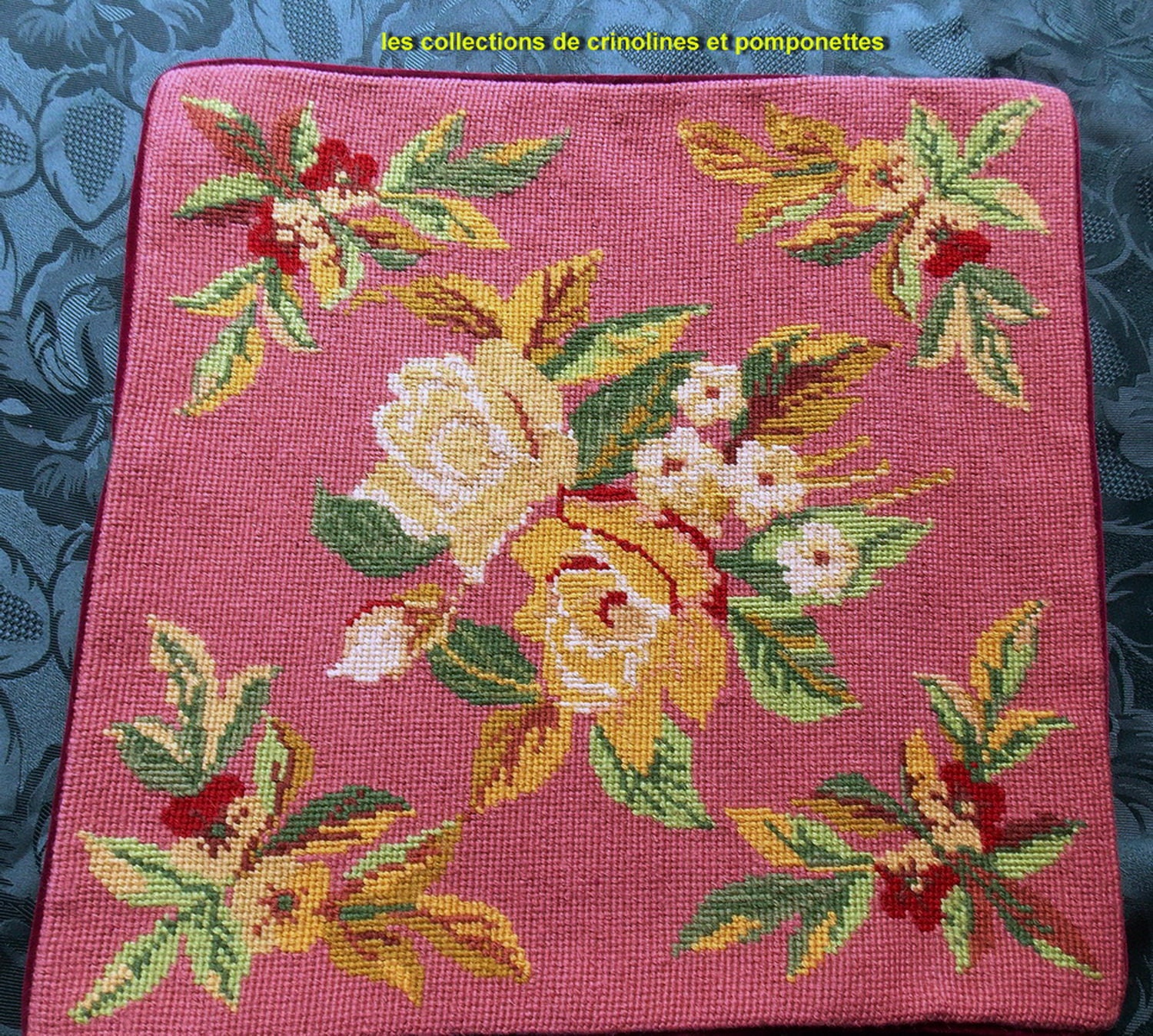 Housse de Coussin Entièrement Brodée Main Au Petit Point Fleurs sur Fond Rose Fané 40cm