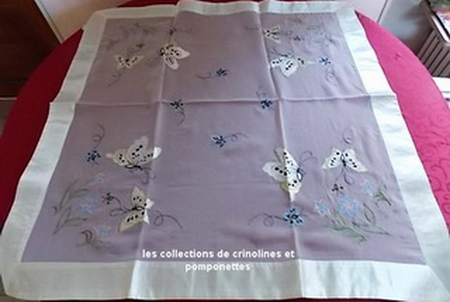 Nappe Brodee Surnappe Centre de Table Les Papillons Nacrés sur Voile Polyester Carré 85 Côté