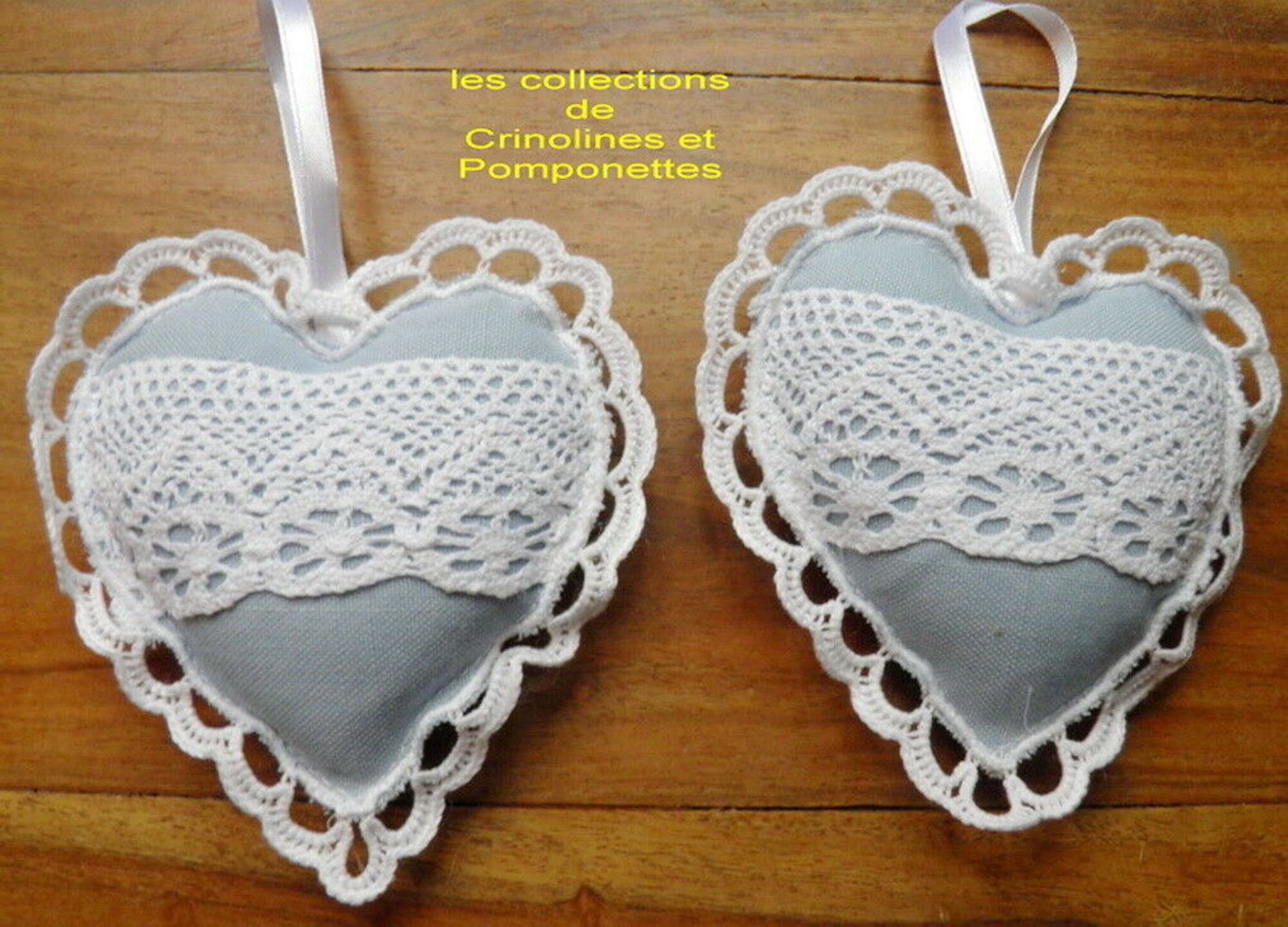 Coussinets Brodes Main à Suspendre Broderie Dentelle Du Puy et Frivolité Lot de 2 Coeurs Bleus