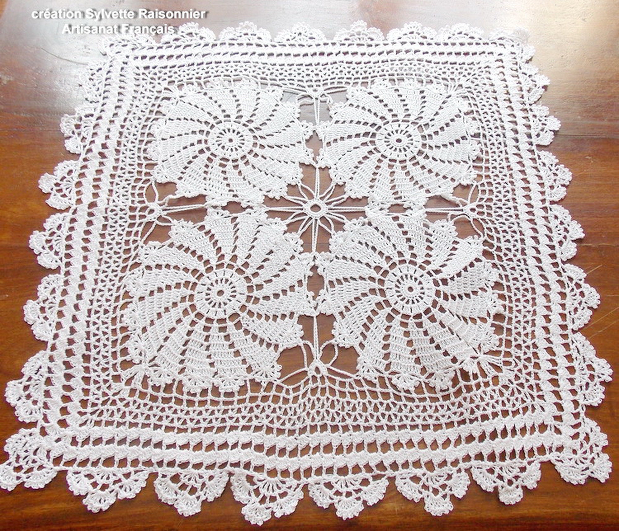 Napperon Crochet Main Artisanat Français Création Sylvette Raisonnier Carré Blanc de 45 cm Côte Fil