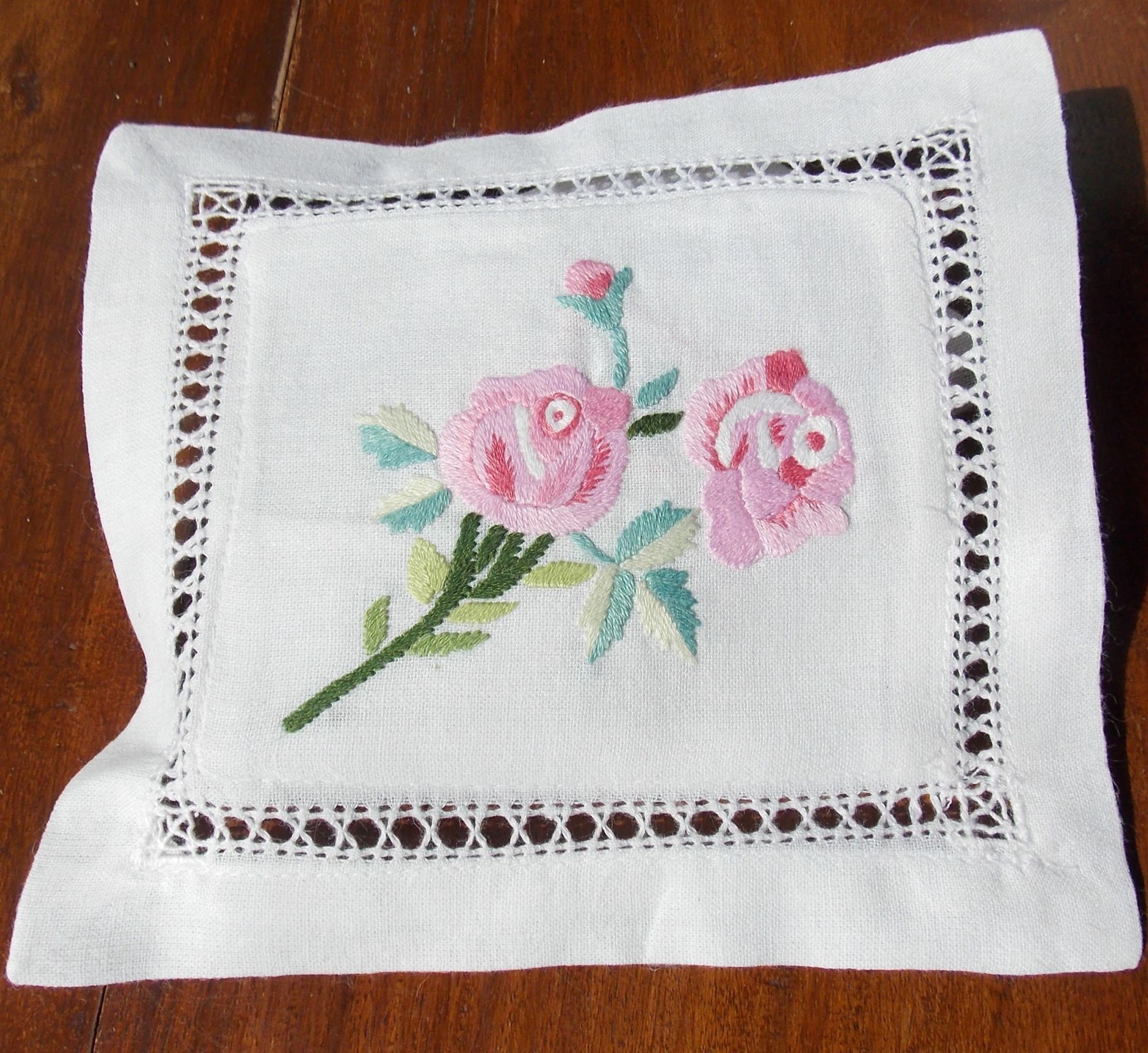 Coussinet Brode Main Garni de Lavande Brodé Les Roses Roses