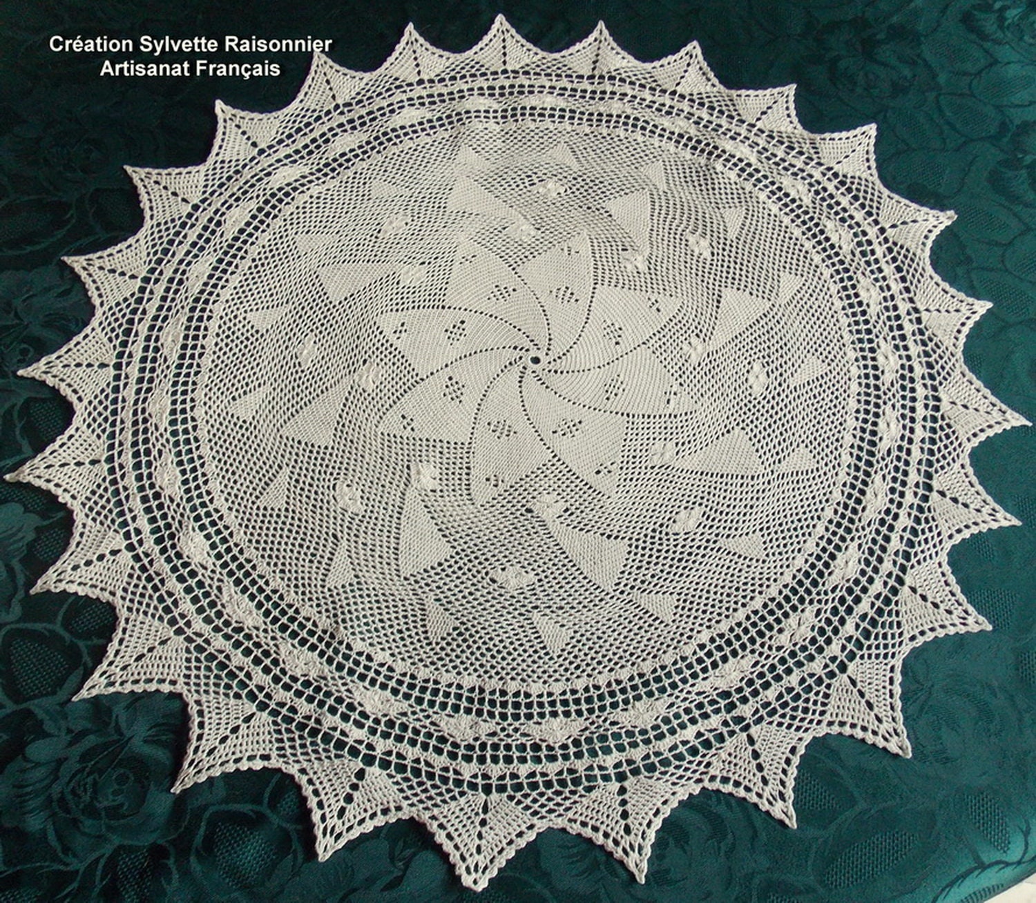 Napperon Crochet Main Artisanat Français Création Sylvette Raisonnier Rond Écru Centre de Table Surn